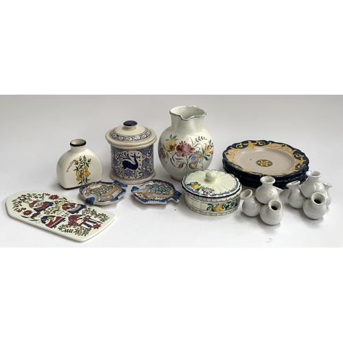 87 - A mixed lot of Continental ceramics, mainly Italian, to include Dip,. Amano Cassetta G. Deruta, Futu... 