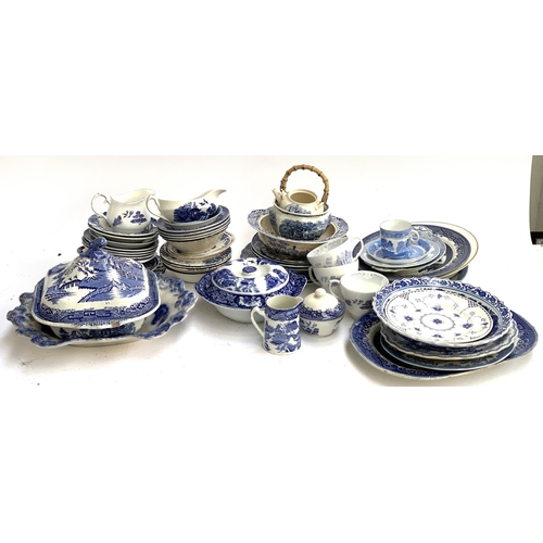 101 - A large mixed lot of blue and white, mainly Willow, to include tureen, meat plate, Furnivals, Tuscan... 