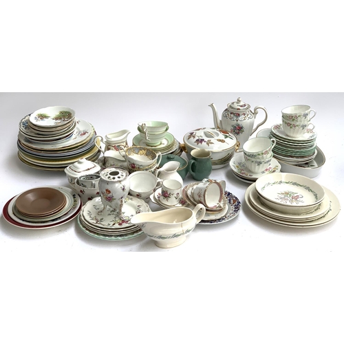 111 - A mixed lot of teawares to include Colclough; Old Royal; Coalport 'Ming Rose'; Villeroy & Boch 'Ars ... 