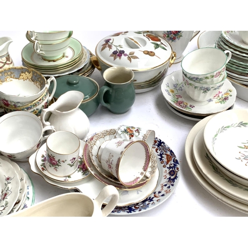 111 - A mixed lot of teawares to include Colclough; Old Royal; Coalport 'Ming Rose'; Villeroy & Boch 'Ars ... 