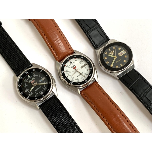 46 - A lot of three gents Seiko automatic stainless steel wristwatches, each with leather strap and day/d... 