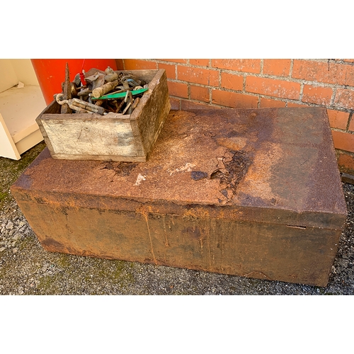 959 - A metal storage trunk containing a quantity of tools/metal fittings