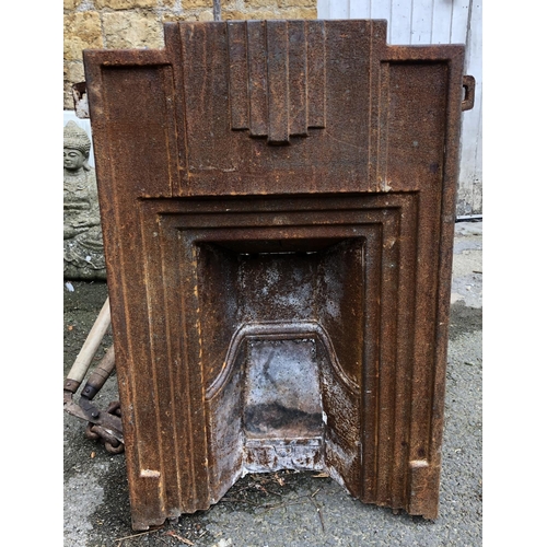 946 - A 1930s cast iron fire surround, 60cmWx93cmH