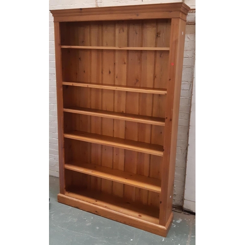 911 - A large pine bookcase, 122x24x202cm