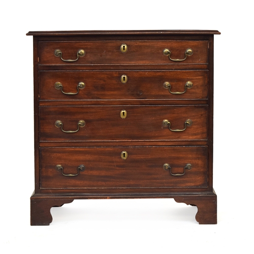 575 - A small George III mahogany chest of drawers, moulded top over four graduating drawers on bracket fe... 