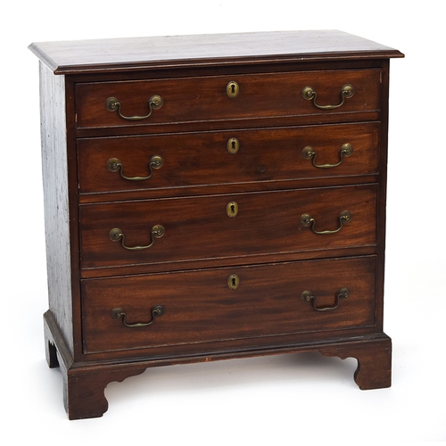 575 - A small George III mahogany chest of drawers, moulded top over four graduating drawers on bracket fe... 