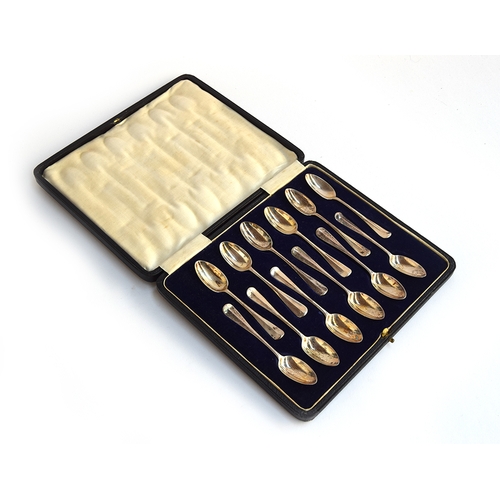 87 - A cased set of twelve silver teaspoons by Josiah Williams & Co, London 1922, 5.1ozt