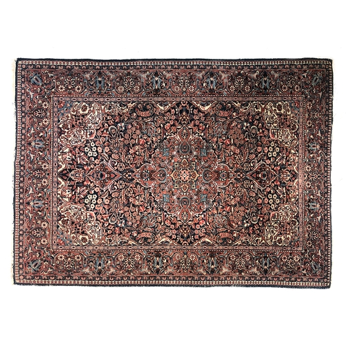 724 - A finely knotted rug with central medallion, 141x192cm