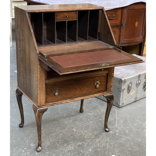 598 - A small 20th century oak bureau on cabriole legs, 65x44x101cmH