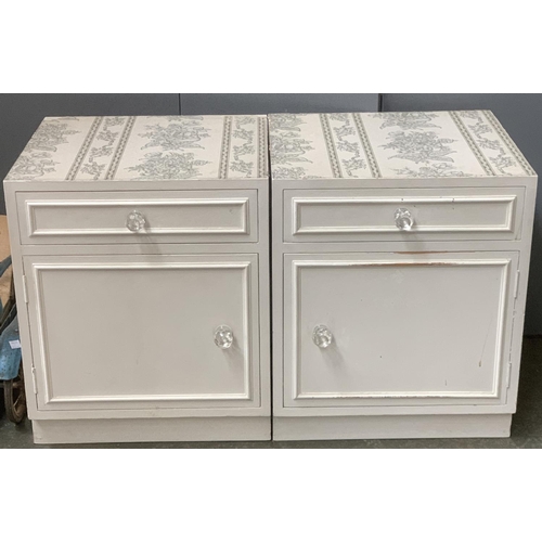 822 - A pair of bedside cabinets, 55cmH