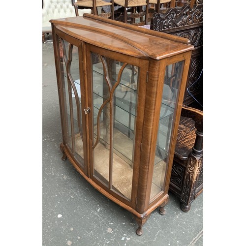 829 - A walnut veneer glazed display cabinet, with glass shelves 90cmW