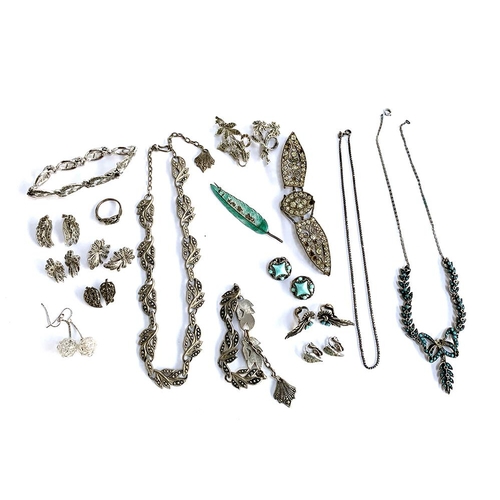 27 - A mixed lot of jewellery to include a sterling silver and enamel brooch in the form of a feather (en... 