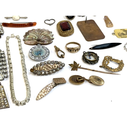 28 - A mixed lot of jewellery (af) to include paste; compass; gypsy ring etc