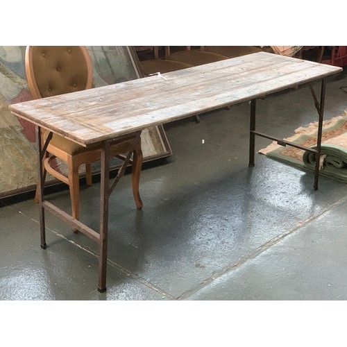 838 - A vintage trestle table on folding metal legs, 178x60x75cmH