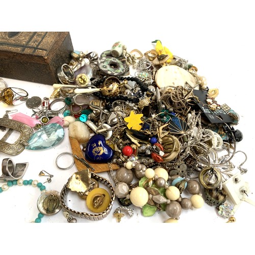 25 - A mixed lot of costume jewellery to include Sphinx  clip on earrings; Thornley brooch; cased cufflin... 