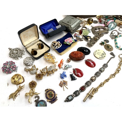 25 - A mixed lot of costume jewellery to include Sphinx  clip on earrings; Thornley brooch; cased cufflin... 