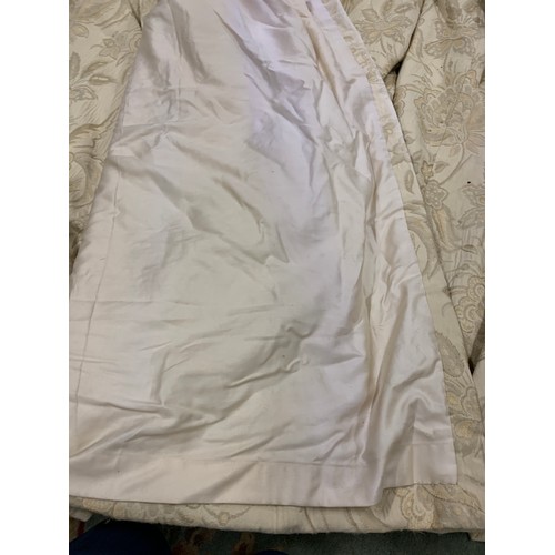 541 - A pair of heavy silk lined cream floral curtains, 215cm drop, ungathered width 366cm