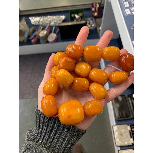 20 - A heavy butterscotch amber bead necklace, the largest of the 17 beads approx. 3.5x3.5cm, approx. 166... 