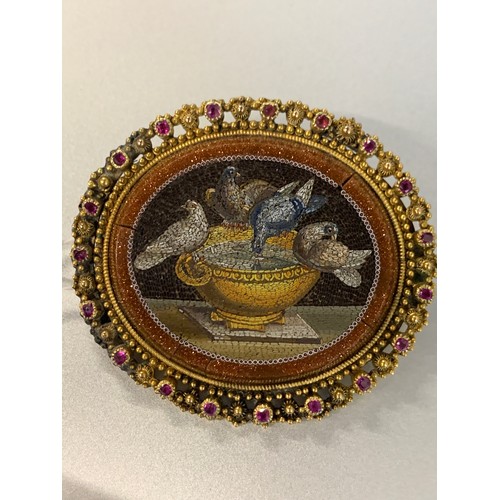 8 - A fine 19th century Italian micro mosaic brooch depicting Pliny's doves, in a yellow metal classical... 