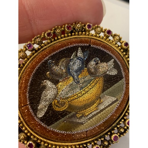 8 - A fine 19th century Italian micro mosaic brooch depicting Pliny's doves, in a yellow metal classical... 