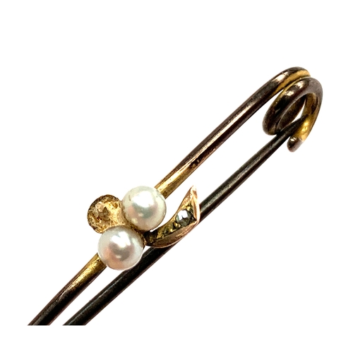 20 - A yellow metal stock pin, approx. 3g; together with a pin set with a pearls and a diamond chip in th... 