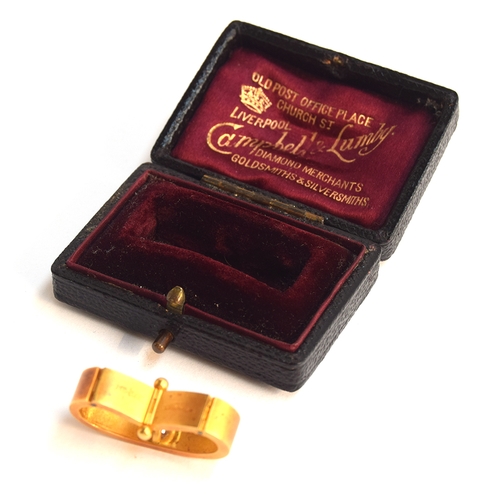 30 - A late Victorian 15ct gold scarf clip, set with a central diamond approx. 0.25ct, in a fitted burgun... 