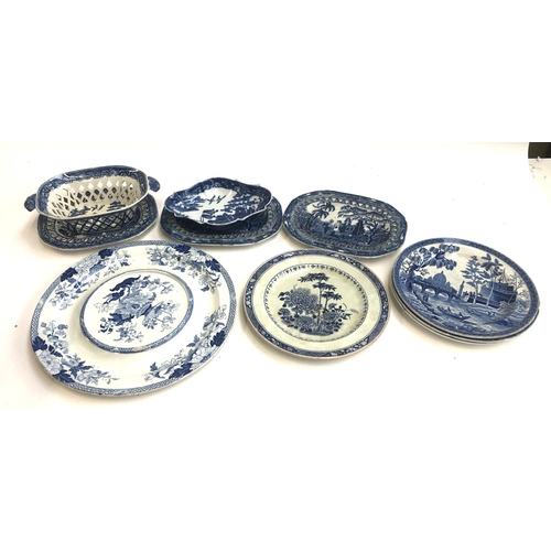 64 - A mixed lot of blue and white china to include pierced willow pattern basket and stand, Wedgwood hor... 