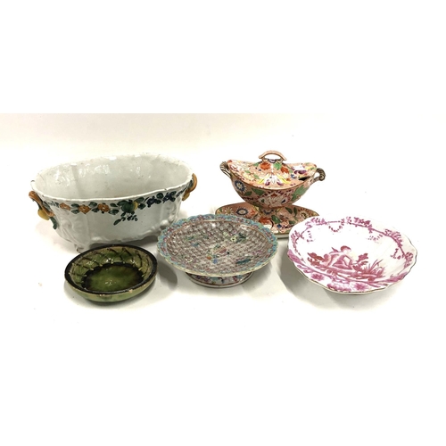 73 - A mixed lot of ceramics to include Chinese footed dish (af); transfer ware tureen on stand (staple r... 