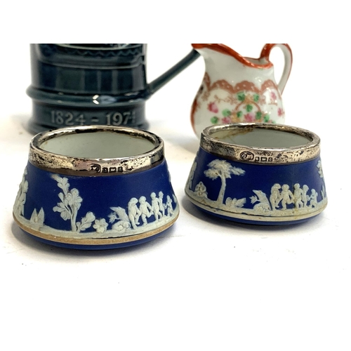 83 - A mixed lot of ceramics to include a pair of silver topped Wedgwood jasperware trinket pots (one af)... 