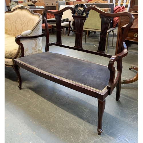 827 - An Edwardian two seater settee with carved splat back, 120cmW