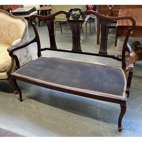 827 - An Edwardian two seater settee with carved splat back, 120cmW