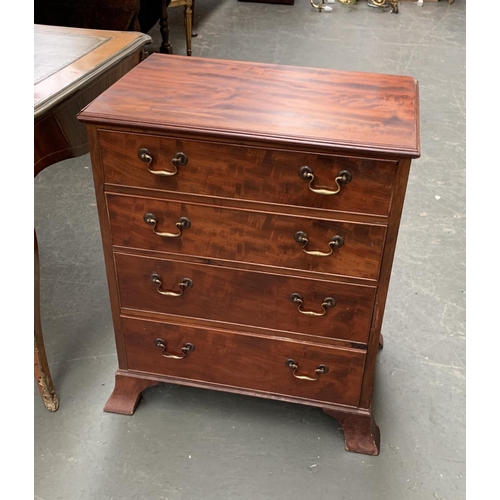 835A - A small Georgian style mahogany chest of four drawers, 63x42x76cmH