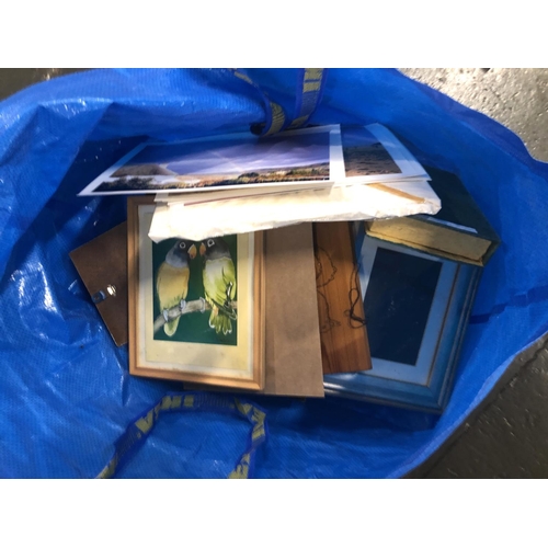 186 - A quantity of modern picture frames