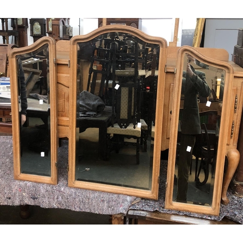 575 - An oak dressing table, three part mirror, the base with three drawers on cabriole legs, 122x53x72cm