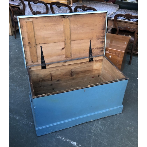 591 - A turquoise painted Victorian pine blanket box with loop carry handles, 93x50x49cm