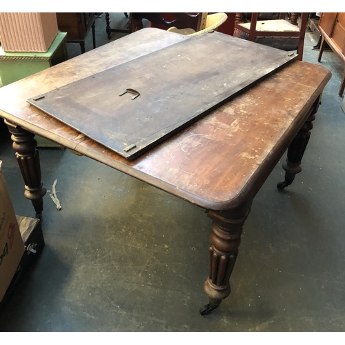 630 - A large Victorian extending mahogany dining table, with three spare leaves, on a substantial turned ... 