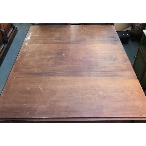 633 - A Victorian mahogany dining table on turned legs and casters, approx. 132x106x74cmH