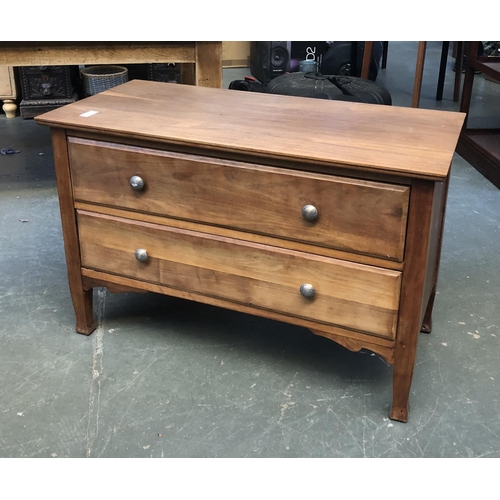 684 - A modern chest of two drawers, 99x46x64cm