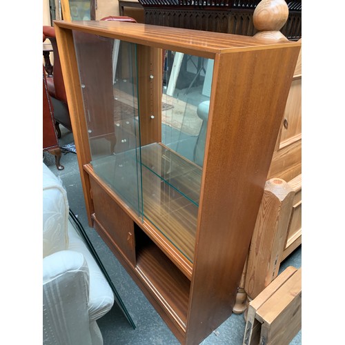 645 - A mid century bookcase, with adjustable glass shelves and sliding doors, 91x28x112cmH