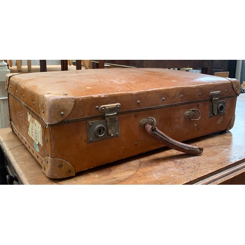 783 - A vintage suitcase, 61cmW