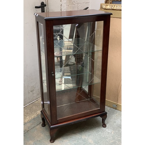 759A - A glazed display cabinet having 2 glass shelves, with key, 108cmH