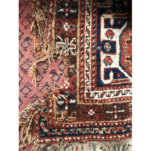 537 - A West Persian rug with central serrated lozenge, 210x148cm