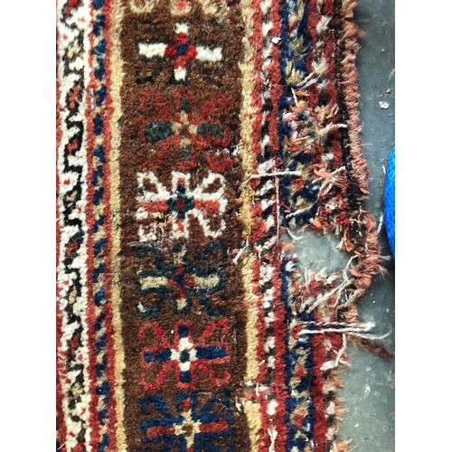 537 - A West Persian rug with central serrated lozenge, 210x148cm