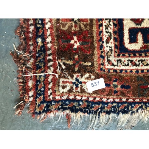 537 - A West Persian rug with central serrated lozenge, 210x148cm