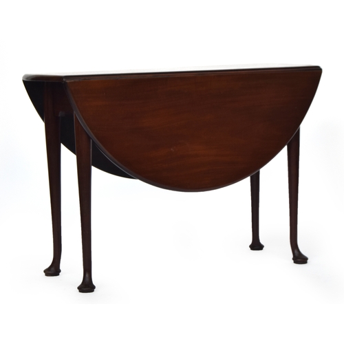 552 - A George II red walnut oval drop leaf table, on tapering legs and pad feet, 106x112cm when opened, 7... 