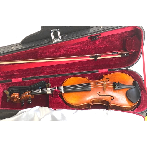 218 - A good 1/4 size student violin, with red velour lined carry case