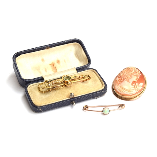 21 - An Edwardian 9ct gold bar brooch set with seed pearls and a peridot, approx. 2.4g, boxed; together w... 