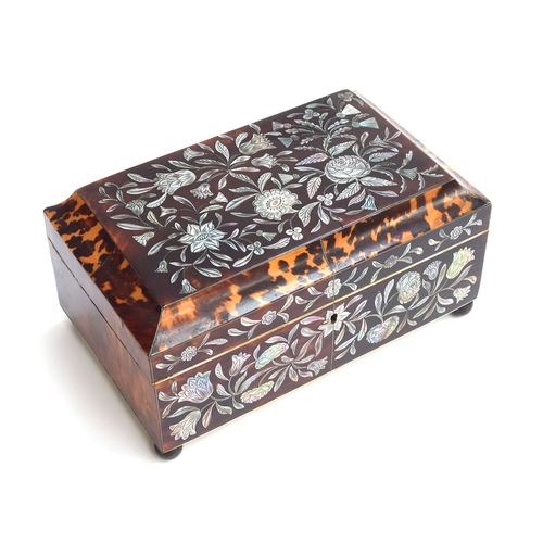 92 - An early 19th century tortoiseshell sewing box, inlaid with floral mother of pearl decoration, openi... 