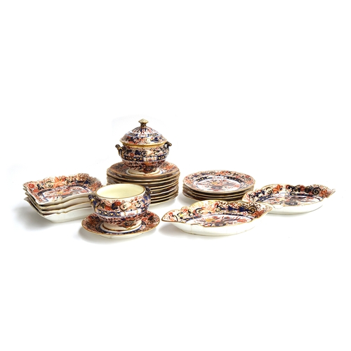 175 - A quantity of 19th century Imari pattern porcelain, comprising plates, tureens and stands, 22 pieces... 