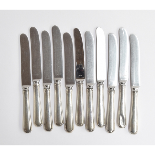 46 - A quantity of American sterling silver flatware by Towle, comprising teaspoons (8), butter knives (1... 